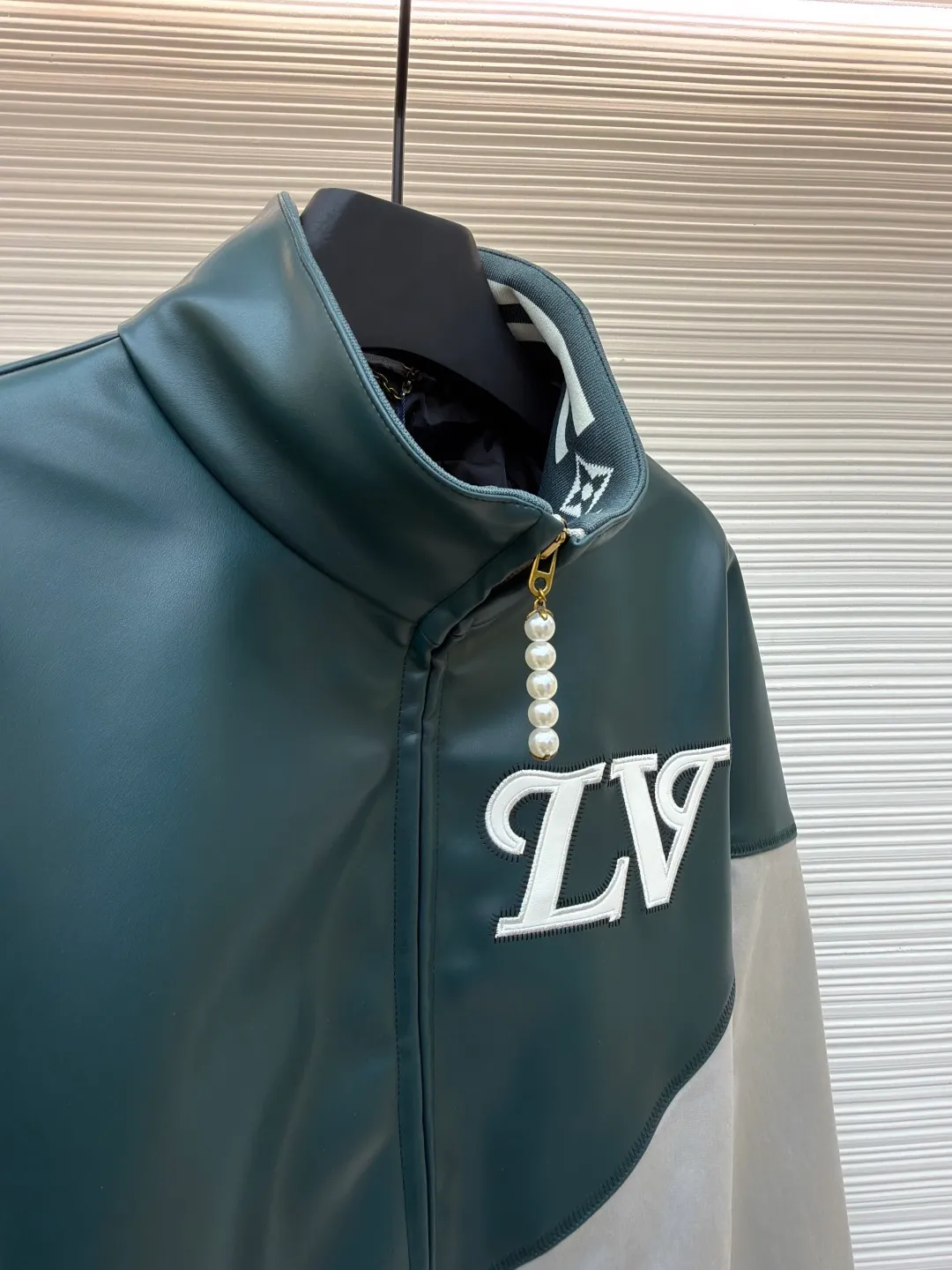 LOUIS VUITTON color-blocked sports long-sleeved jacket ●Original version: purchased and developed by 35590 ●Item number: 1681459-B80 ●Fabric: leather fabric ●Technology: intarsia production ●Color: gray-green splicing ●Version: fitted version ●Weight: about 800 grams ●Size: 46-48-50-52 ●Description: This jacket is made of high-quality genuine leather fabric. After special treatment, it feels soft and has a delicate luster. The contrasting color splicing design presents a fashionable layering. The stand-up collar structure is paired with a brand-customized metal zipper, and the zipper head is decorated with exquisite and luxurious pearls. The "LV" logo on the chest adopts three-dimensional leather embossing technology, with precise edge routing, strong three-dimensional effect and high recognition. The zipper pockets on both sides of the body are reinforced and sewn, which is practical and enhances the design. The splicing uses professional leather sewing technology, the stitch length is fine and even, and the ribbed design of the hem and cuffs fits the body shape. From the selection of genuine leather fabrics to the control of detailed craftsmanship, every process reflects LOUIS VUITTON's ultimate pursuit of craftsmanship precision and luxury style. It not only shows the high-end texture of leather items, but also highlights the brand design language through contrasting colors and three-dimensional logos. It is a fusion of leather craftsmanship and fashion design. The overall wiring is straight and delicate, the fabric is comfortable and soft, and the color is consistent without color difference. It can be matched with the same style to create a fashionable look and control various occasions. Customized accessories, complete with three standards, same style for men and women!